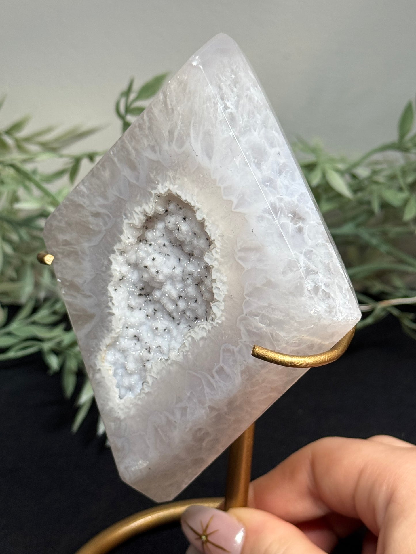 Agate diamond on stand