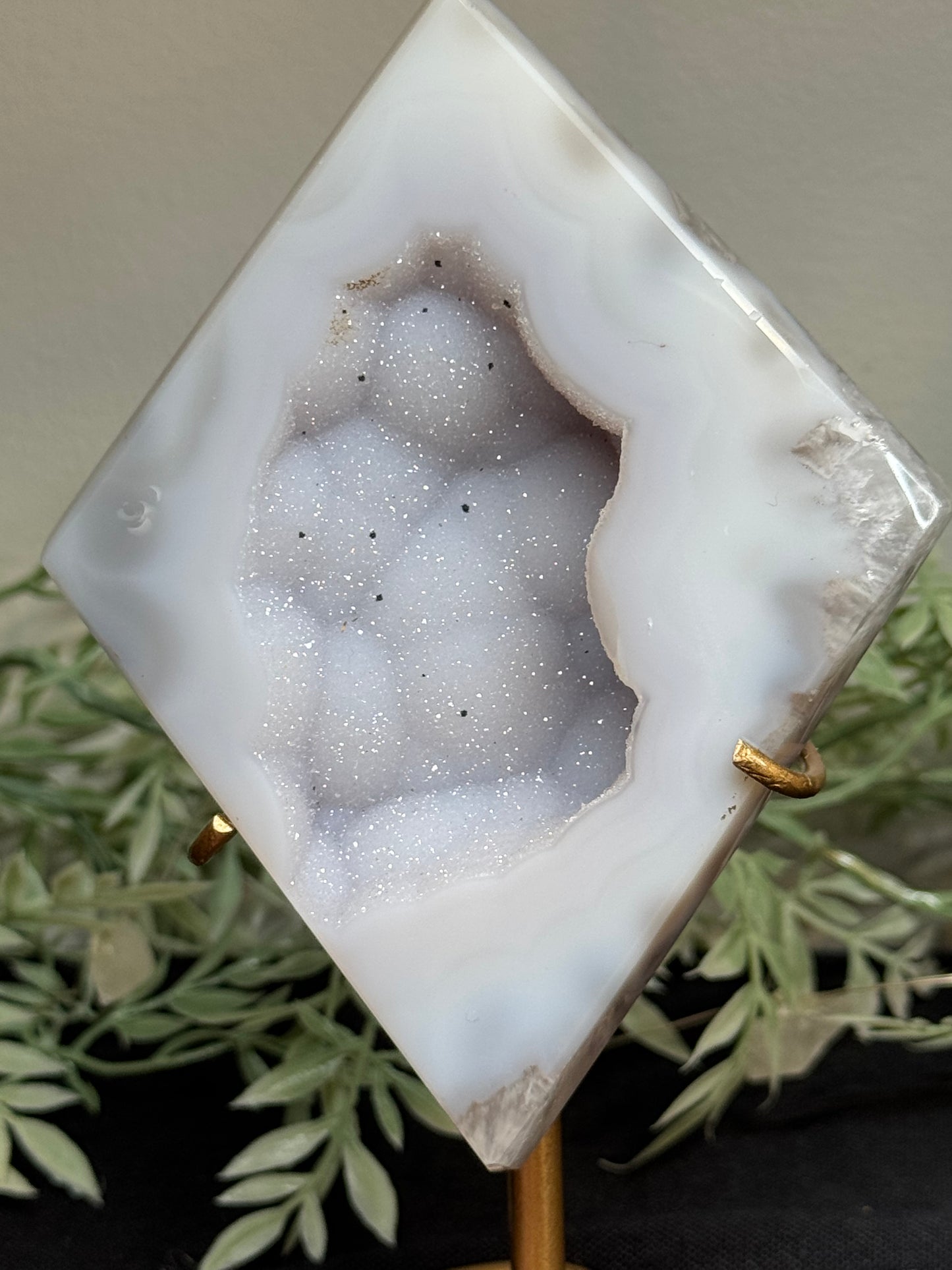 Agate diamond on stand - A