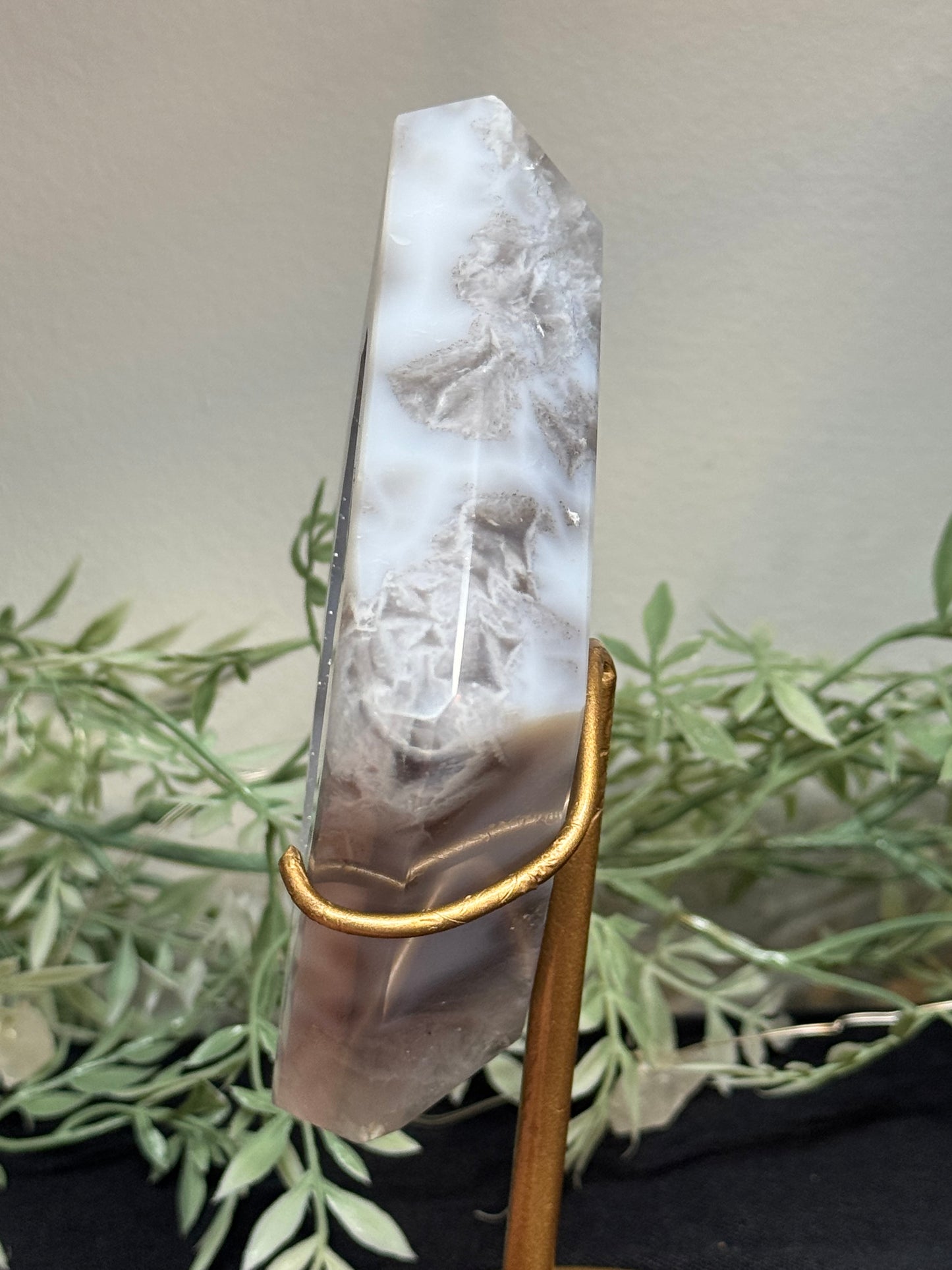 Agate diamond on stand - A