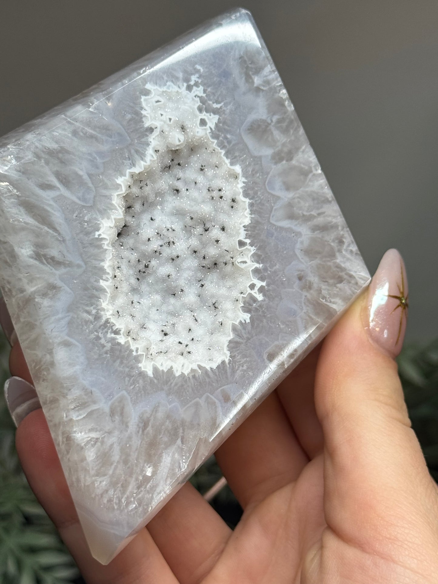 Agate diamond on stand