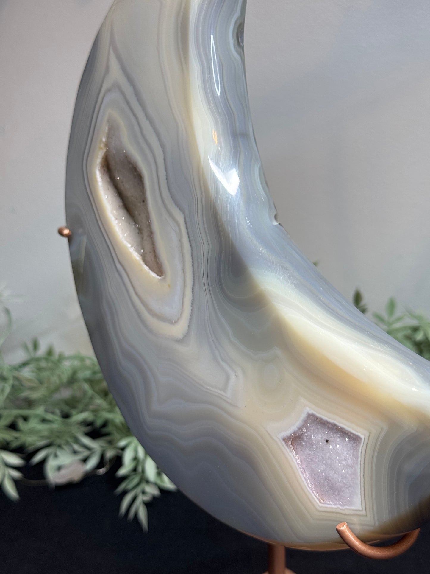 Agate moon with custom stand