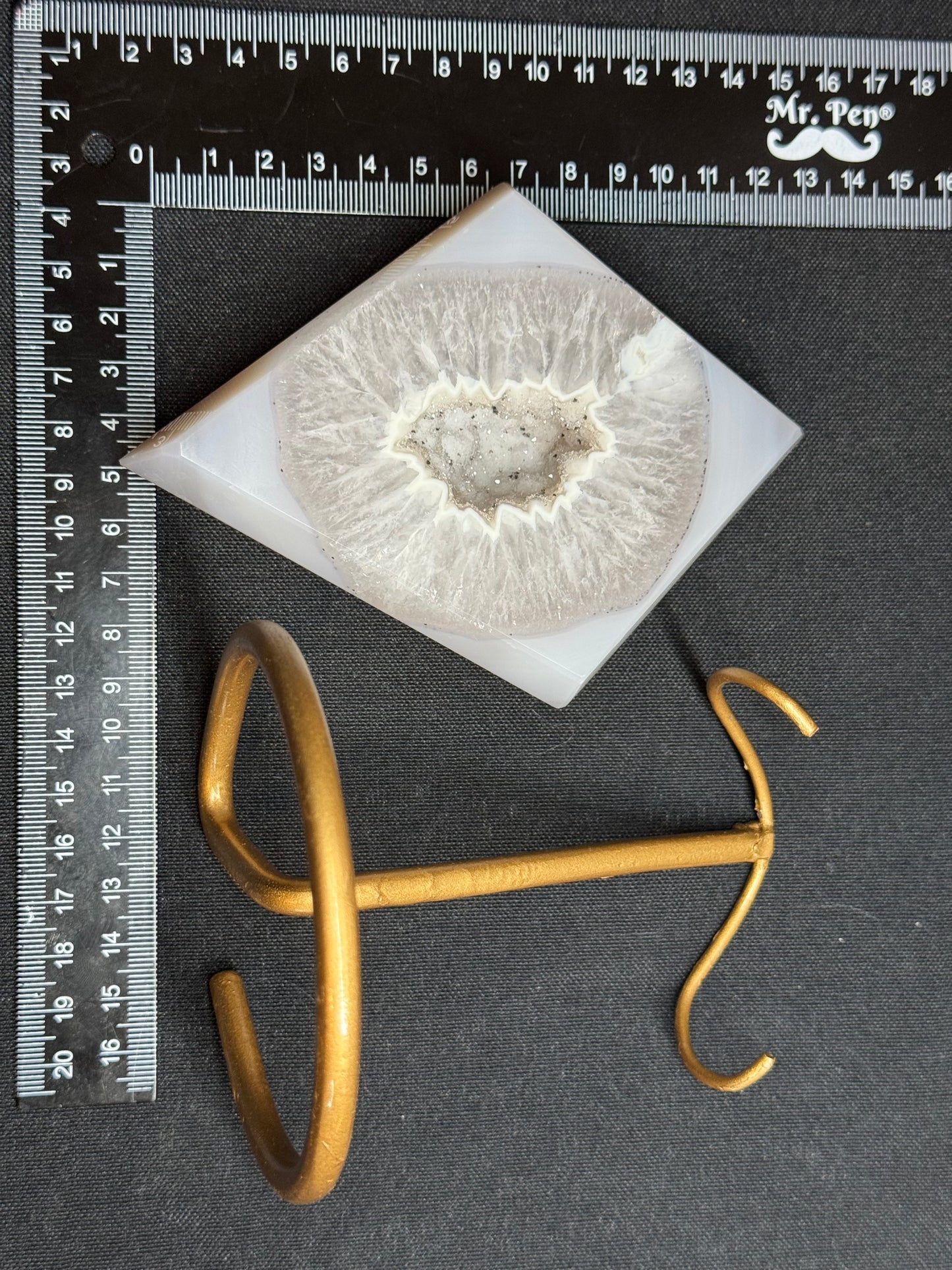 Agate diamond on stand -B