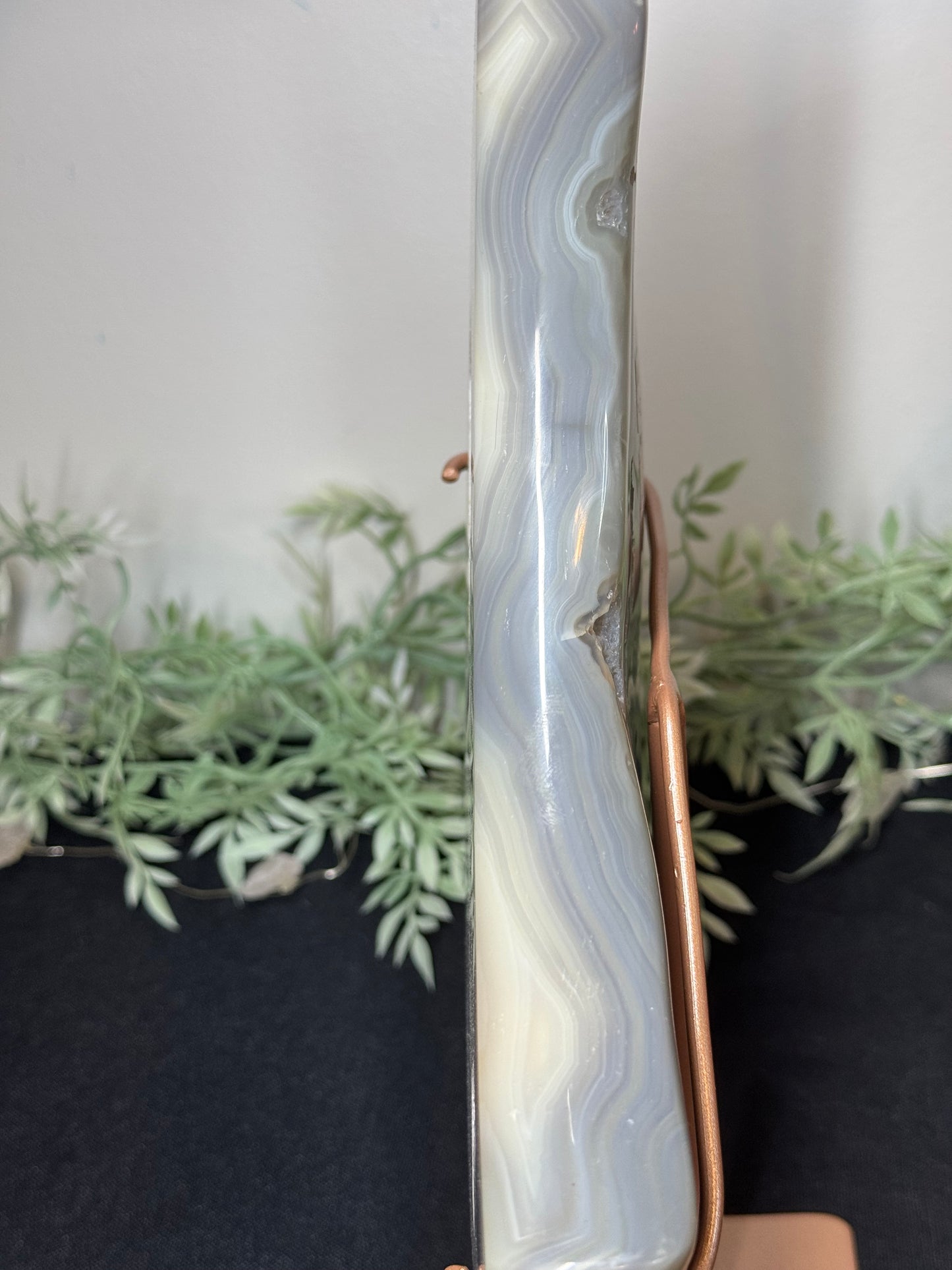 Agate moon with custom stand