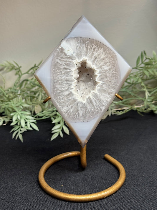 Agate diamond on stand -B