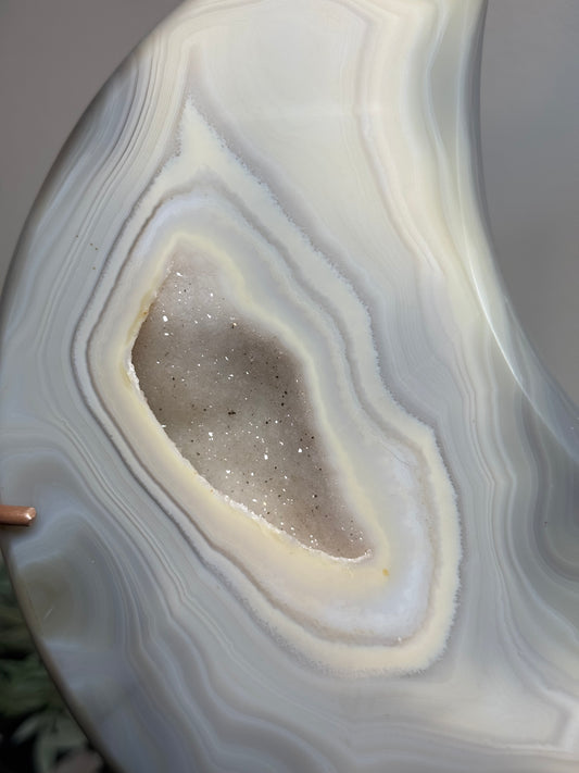 Agate moon with custom stand
