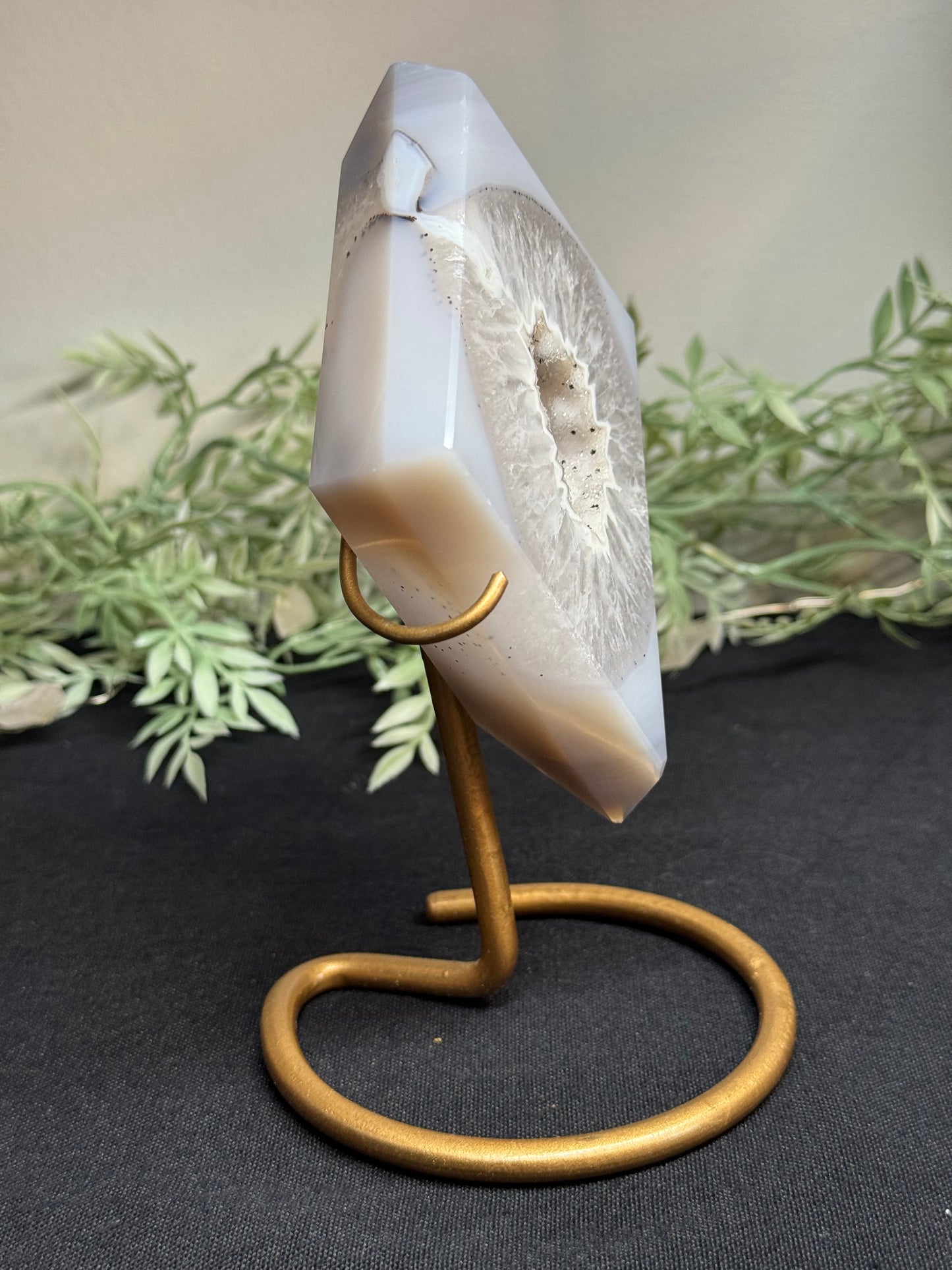 Agate diamond on stand -B