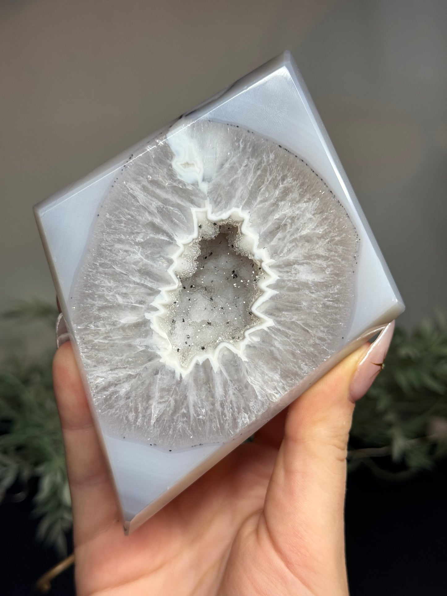 Agate diamond on stand -B
