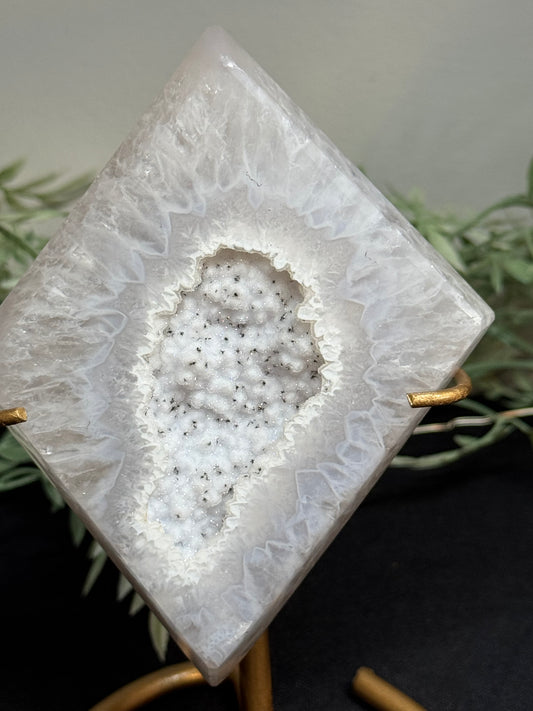 Agate diamond on stand