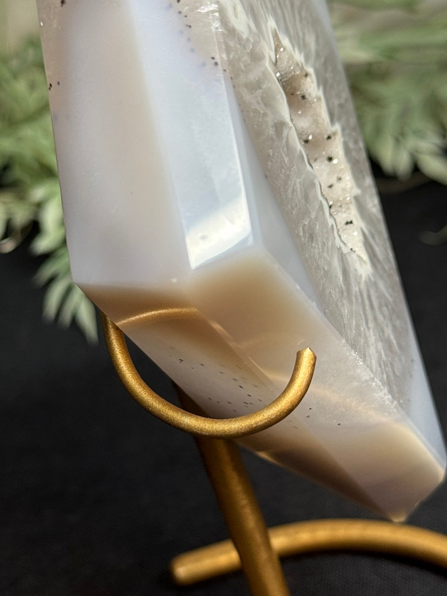 Agate diamond on stand -B