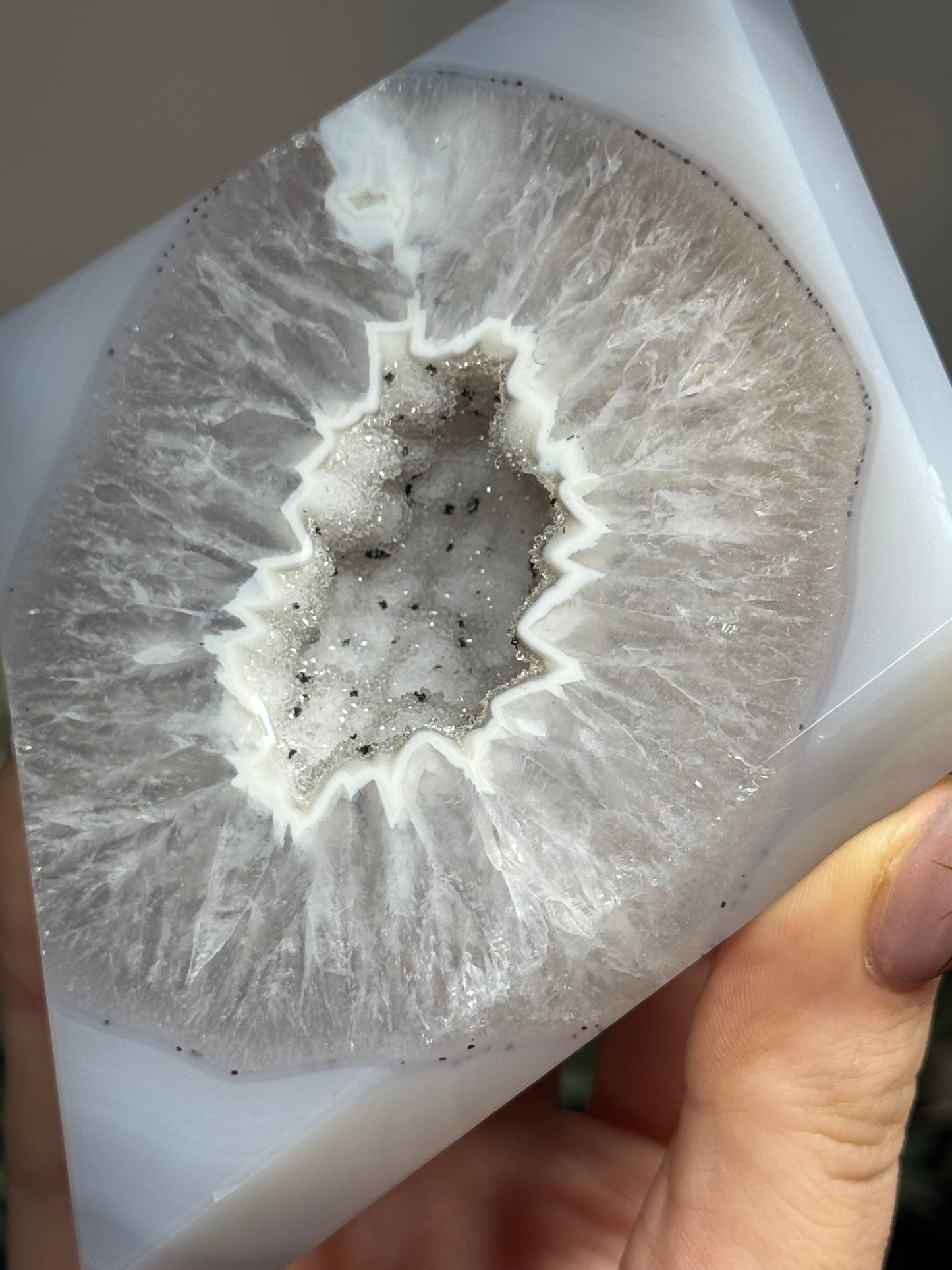 Agate diamond on stand -B