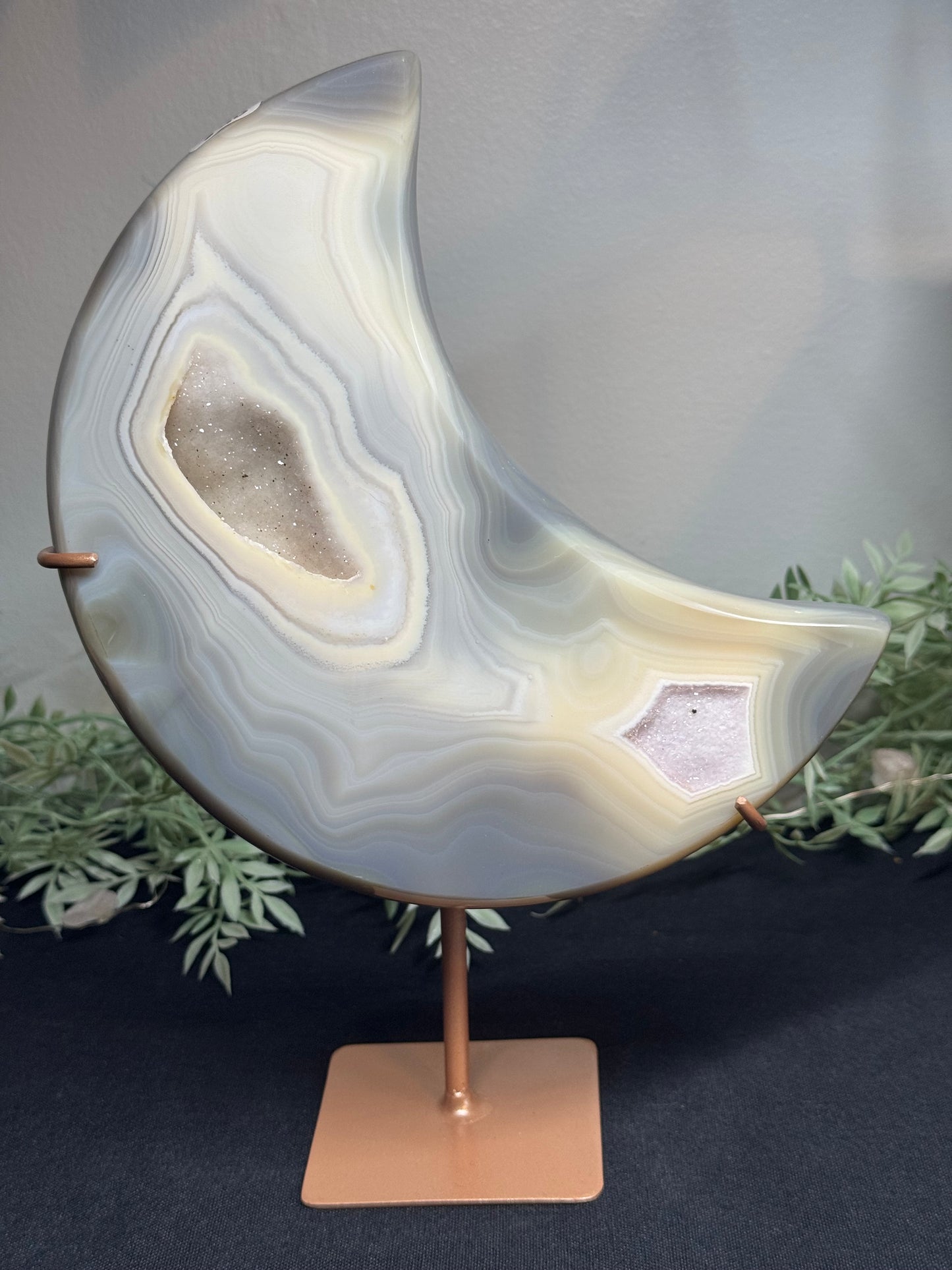 Agate moon with custom stand